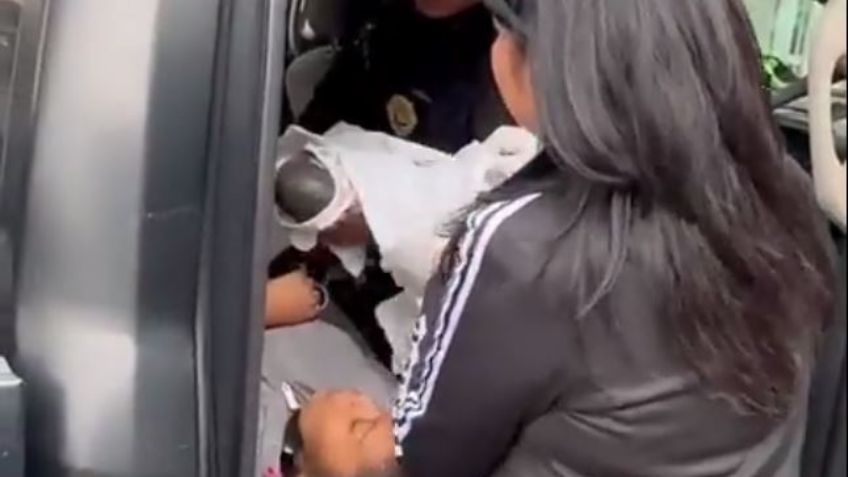 VIDEO: Mujer da a luz a dos bebés en calles de Iztapalapa; oficiales los reciben