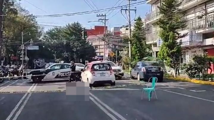 Imágenes fuertes: Taxista fallece tras infarto fulminante en pleno tráfico en la Nápoles