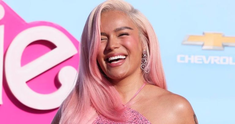 Karol G participa en revelación de género del bebé de sus fans