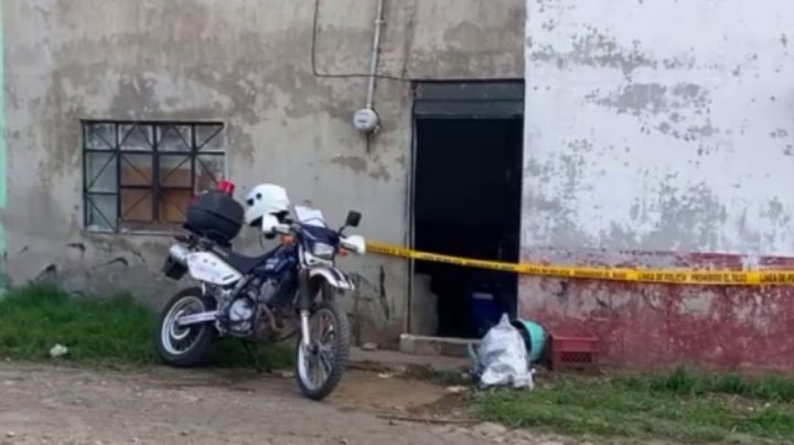 Lamentable: Mujer ataca a su hijo de 12 años y a su novio con un machete; policía la detiene