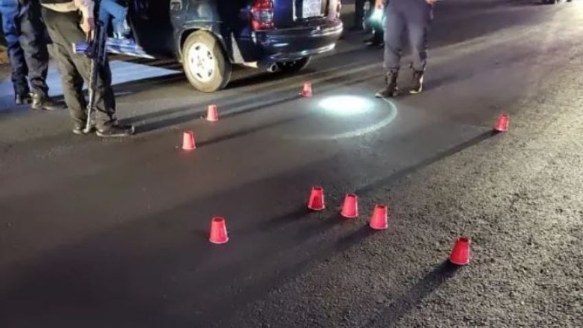 Imágenes fuertes: Sicarios ultiman a balazos a dos primos en calles de Tecámac, uno sobrevivió