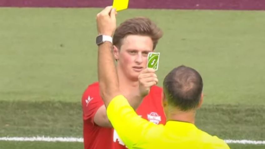VIDEO: Árbitro amonesta a futbolista y éste le muestra una carta del UNO