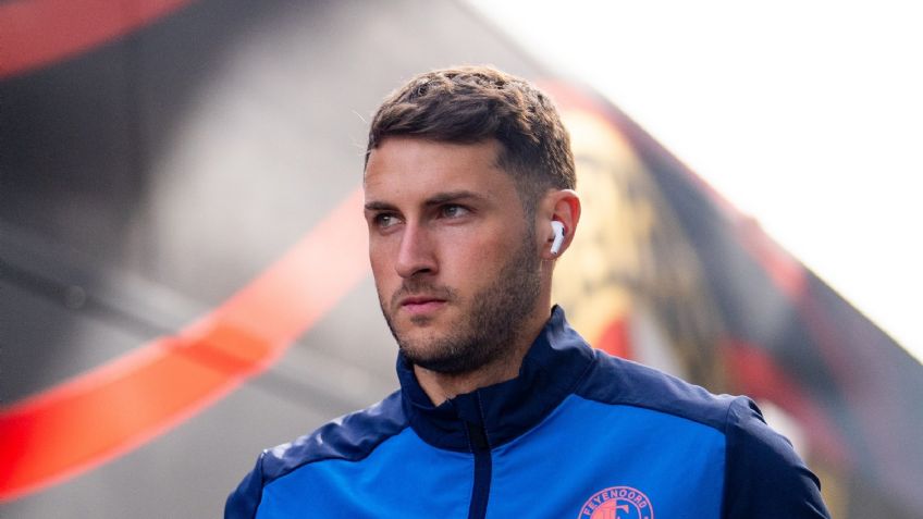 ¿'Santi' Giménez pierde su lugar? DT del Feyenoord habla sobre su delantero tras fecha FIFA