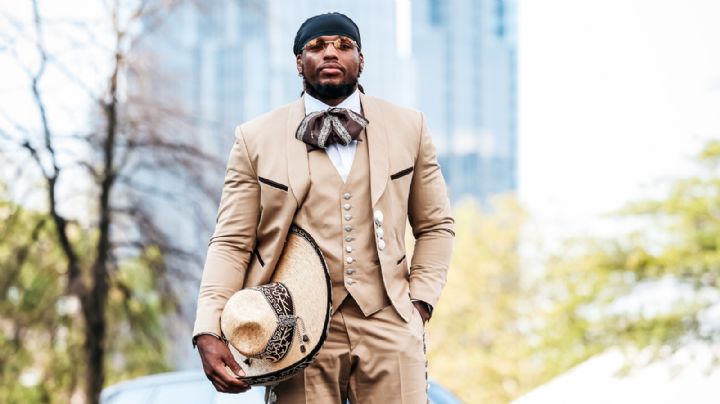 Derrick Henry llega vestido de charro a su partido con Titans que gana en tiempo extra