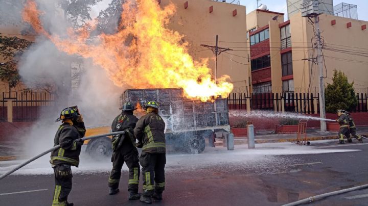 VIDEO: Así fue el incendio de un camión de Gas LP en Coyoacán; vecinos se escondieron