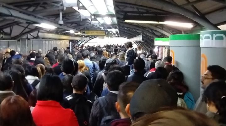 Caos en el Metro de la CDMX: Reportan retrasos y trenes inservibles en cuatro líneas