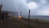 FUERTE VIDEO: Rayo alcanza a dos personas en playa de Michoacán; así fue su deceso