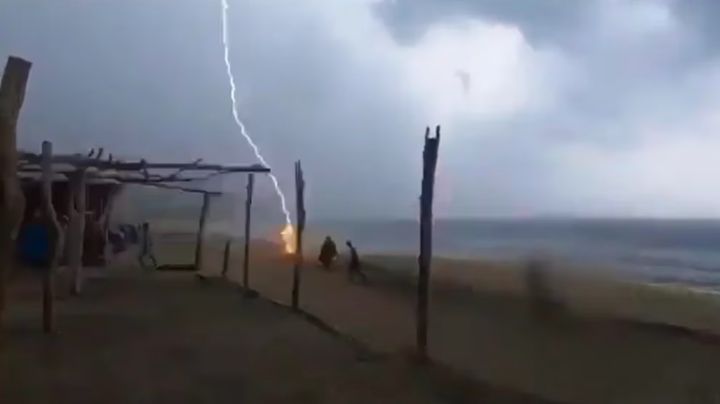 FUERTE VIDEO: Rayo alcanza a dos personas en playa de Michoacán; así fue su deceso