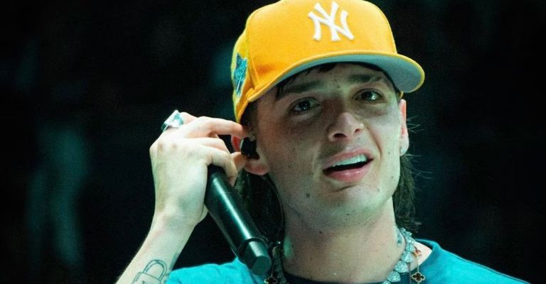 Peso Pluma rompe en llanto