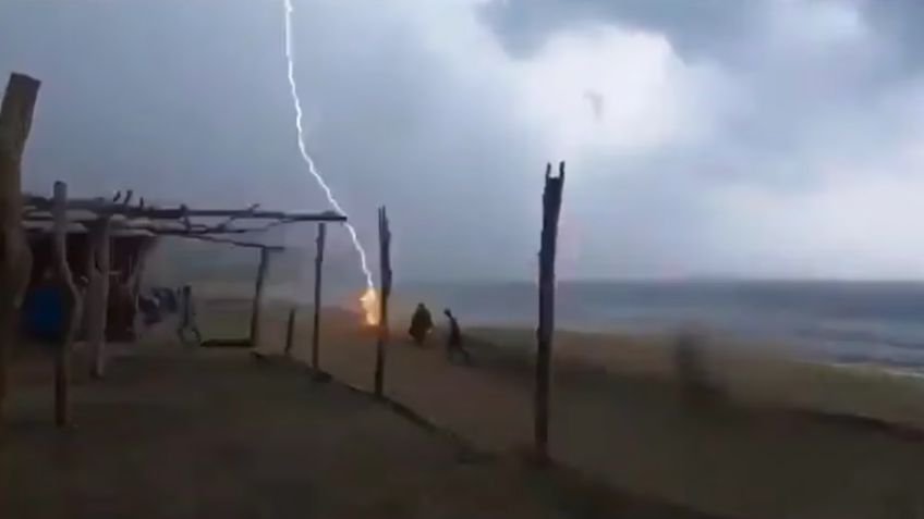 FUERTE VIDEO: Rayo alcanza a dos personas en playa de Michoacán; así fue su deceso