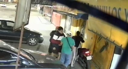 Imágenes fuertes: Cámaras de seguridad captan violento asalto a motociclista en CDMX