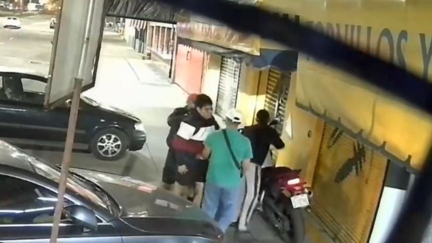 Imágenes fuertes: Cámaras de seguridad captan violento asalto a motociclista en CDMX
