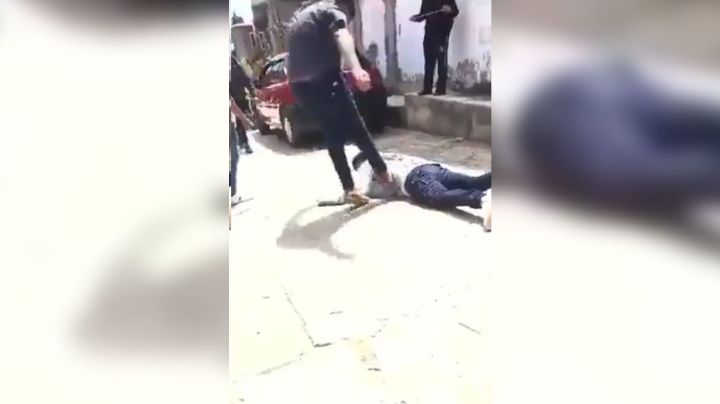 VIDEO: Estudiantes de secundaria dan brutal golpiza a un joven en Chiapas
