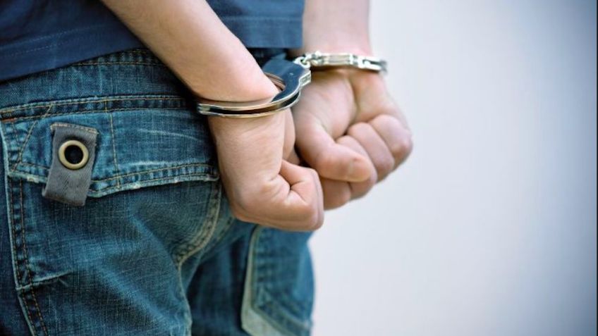 Insólito: En plena clase, arrestan a un joven; lo acusan por incitar un suicidio