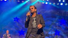 VIDEO: ¿Fue grave? Ringo Starr sufre aparatosa caída en pleno concierto en Estados Unidos