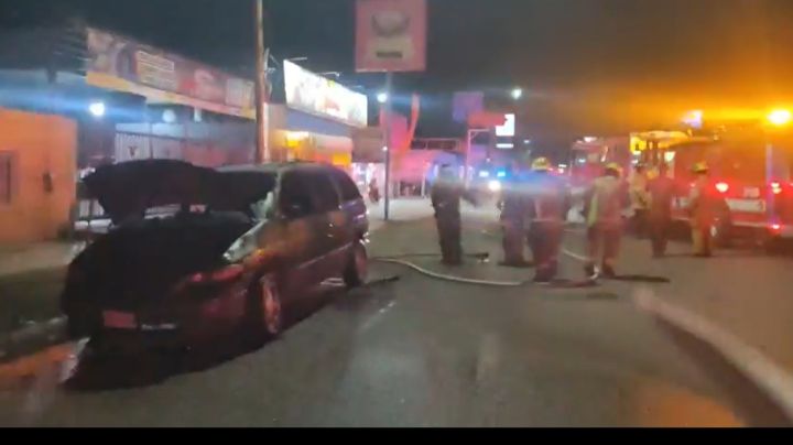 Ciudad Obregón: Vehículo con conductor abordo arde en llamas en plena vía pública