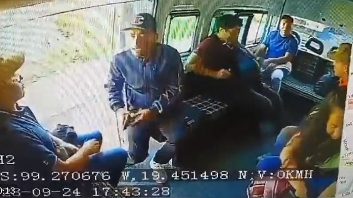 VIDEO: Captan violento asalto con pistola en una combi de transporte público en Naucalpan