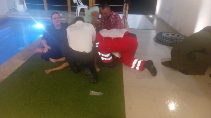 Policías municipales salvan la vida a niña ahogada en alberca de Bahía de Kino