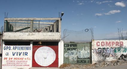 (VIDEO) Sujetos propinan brutal golpiza y 'desvisten' a hombre: Lo llevaban al anexo