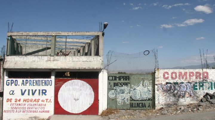 (VIDEO) Sujetos propinan brutal golpiza y 'desvisten' a hombre: Lo llevaban al anexo