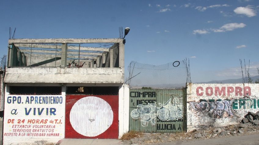 (VIDEO) Sujetos propinan brutal golpiza y 'desvisten' a hombre: Lo llevaban al anexo