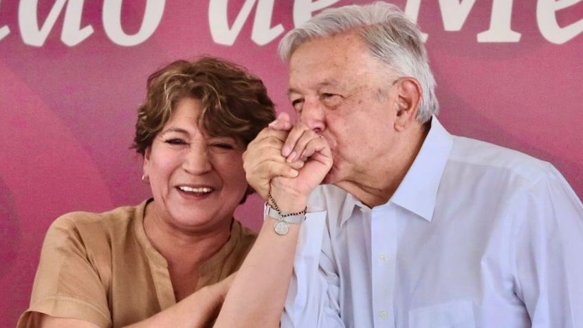 VIDEO: Así besó AMLO la mano de Delfina Gómez y de la alcaldesa de Texcoco durante evento