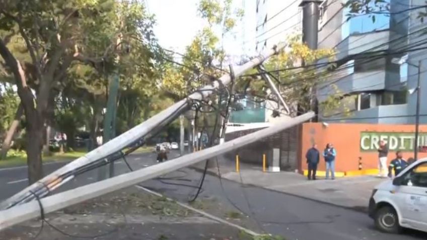 Caos en Periférico Sur tras caída de dos postes de luz sobre la vialidad: Intenso tráfico