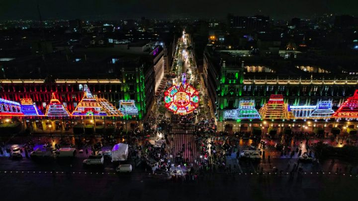 FOTOS: Pese a la lluvia, Zócalo de la CDMX 'estrena' alumbrado por las Fiestas Patrias