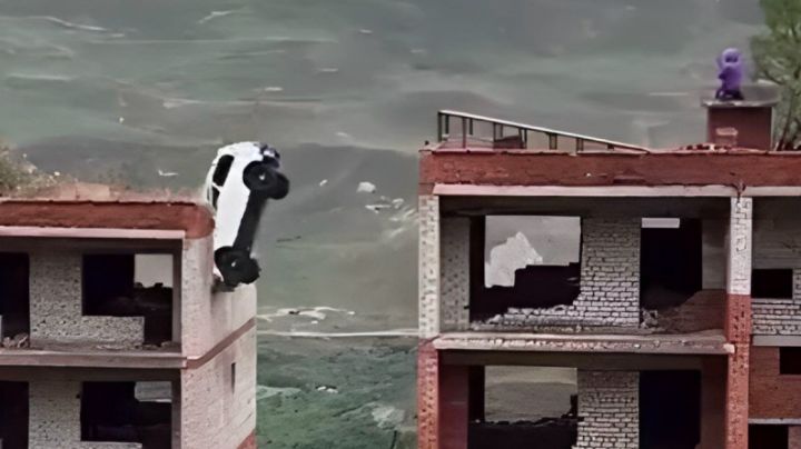 FUERTE VIDEO: Sujeto trata de saltar de un edifico a otro; lo hace a bordo de su auto