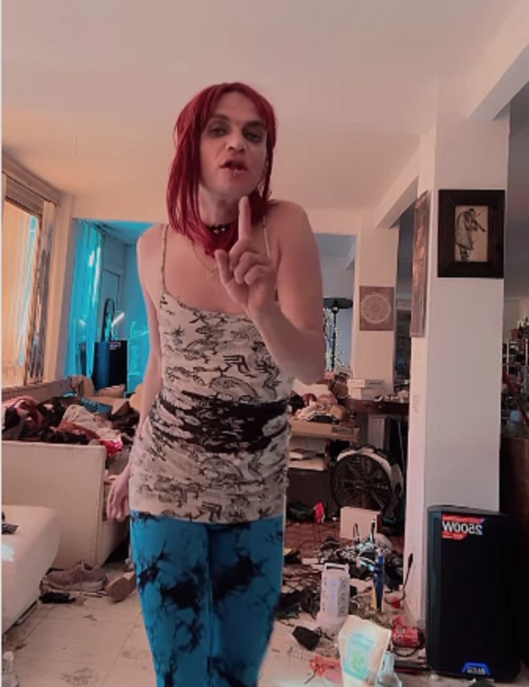 Camilo Blanes genera preocupación por aparecer rodeado de basura