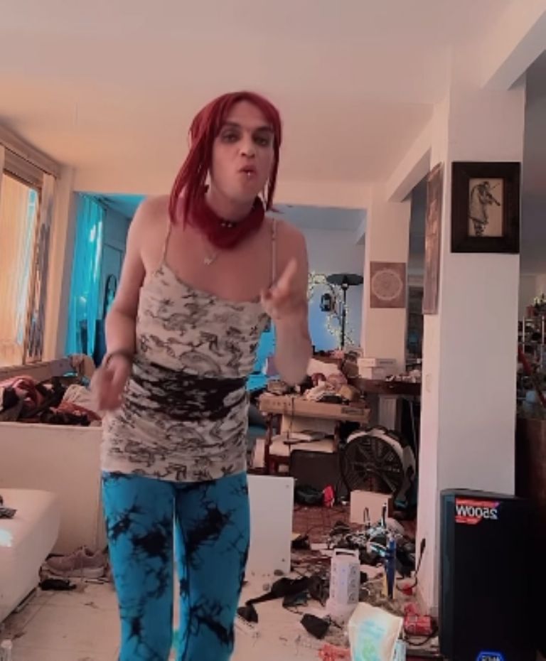 Camilo Blanes inquieta por aparecer rodeado de basura