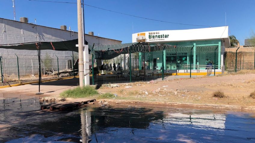 Adultos Mayores cobran su pensión entre aguas negras en Navojoa, Sonora