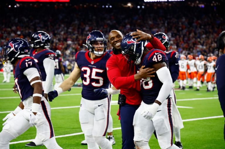 Houston Texans propina paliza a Browns y son los primeros en superar la ronda de comodines
