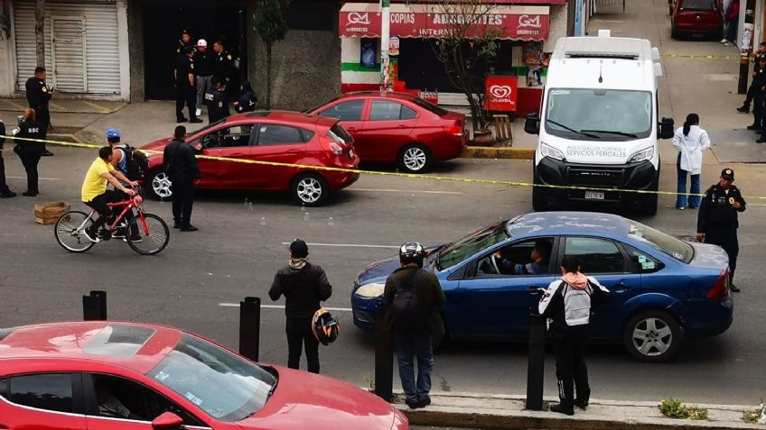 Sicarios armados asesinan a balazos a hombre en Iztacalco; le dispararon en una tienda