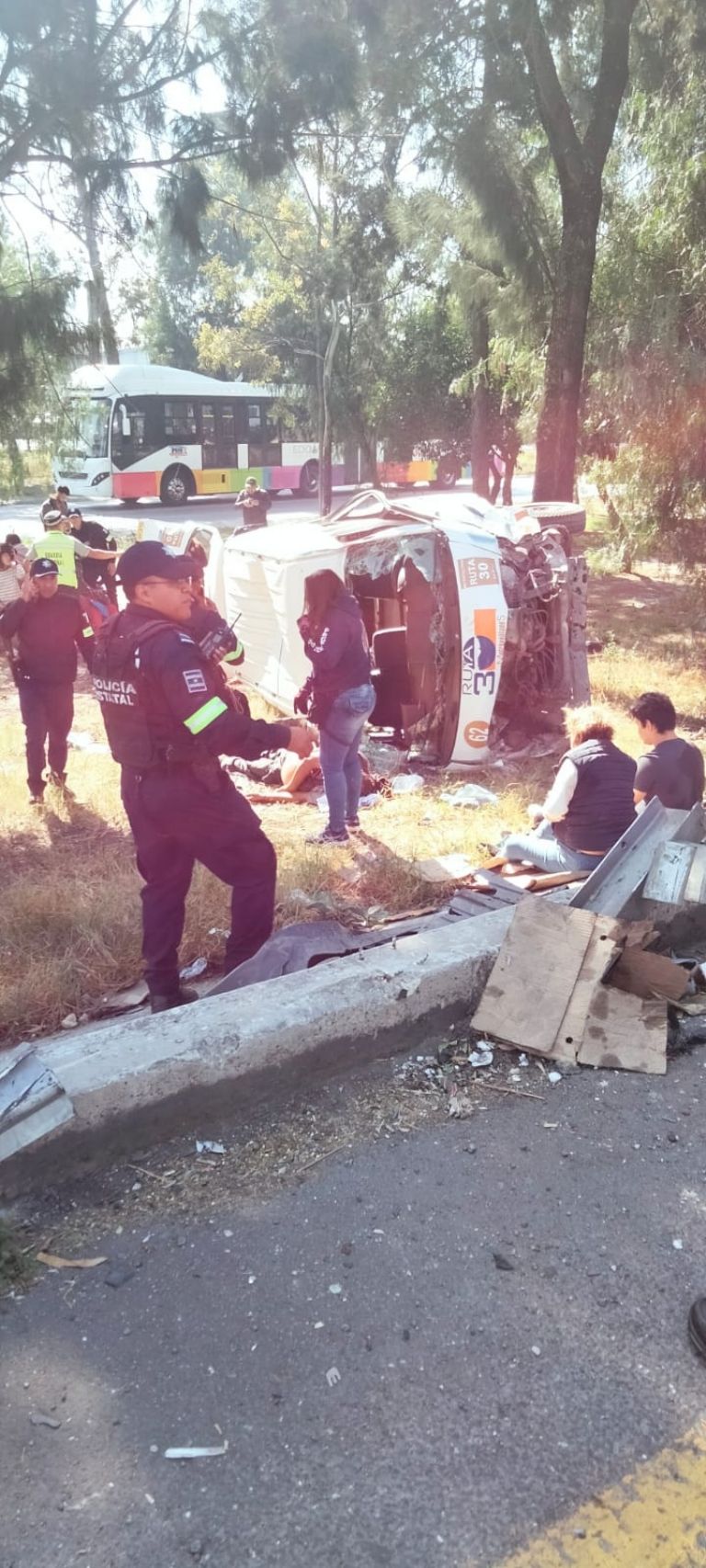 Volcadura de combi en la México-Pachuca