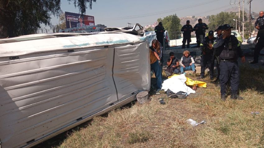 Caos en la autopista México-Pachuca por volcadura de combi; un muerto y nueve lesionados