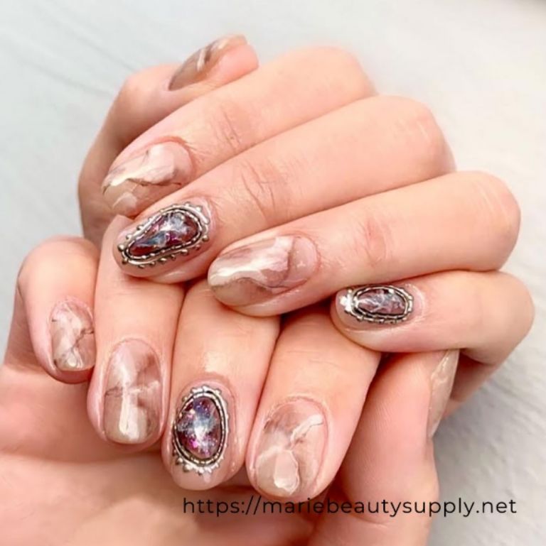 Las nuance nails parecen piedras como el granito o el mármol