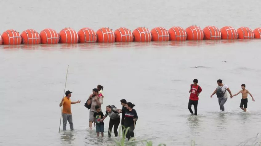 Barrera flotante en frontera de México se queda; pondría en riesgo a migrantes