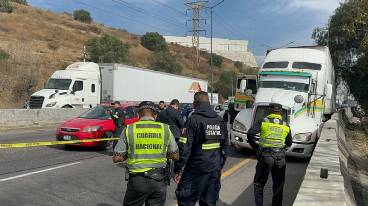Sicarios armados ejecutan a trailero en la autopista México-Querétaro; caos vehicular