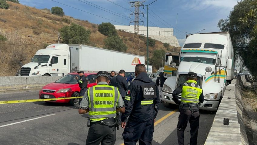 Sicarios armados ejecutan a trailero en la autopista México-Querétaro; caos vehicular