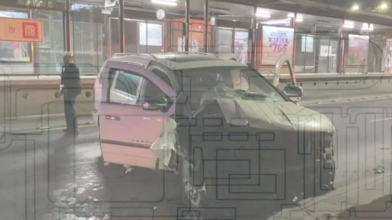 Camioneta se estrella fuertemente en la barda de la Secretaría de Marina en Iztacalco 