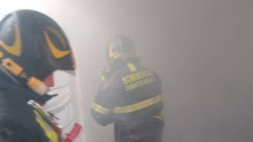 Camioneta se estrella fuertemente en la barda de la Secretaría de Marina en Iztacalco