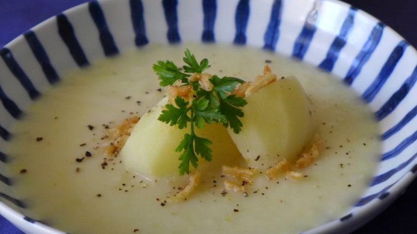 Receta para el frío de invierno: Prepara esta sopa espesa de papa y puerros