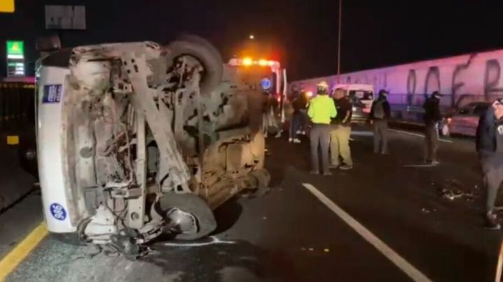 Fuerte accidente: Se registra volcadura en una combi en la autopista México-Pachuca