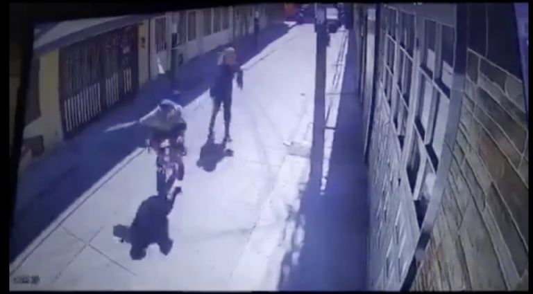 Mujer persiguen y atrapa a ladrones que le quitaron su bolsa en Colombia