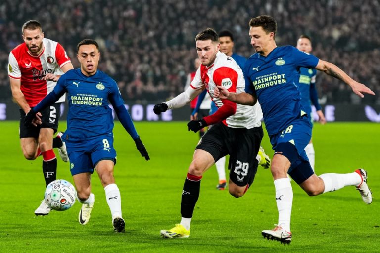Santiago Giménez y el Feyenoord eliminan a Hirving Lozano de la Copa de Países Bajos