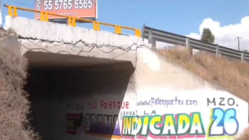 VIDEO: Aparecen 3 cuerpos con heridas de bala bajo un puente en el Estado de México