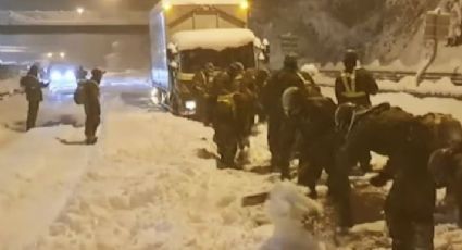 Caos vial en Japón: Casi 800 vehículos quedan atrapados por fuertes nevadas en autopista
