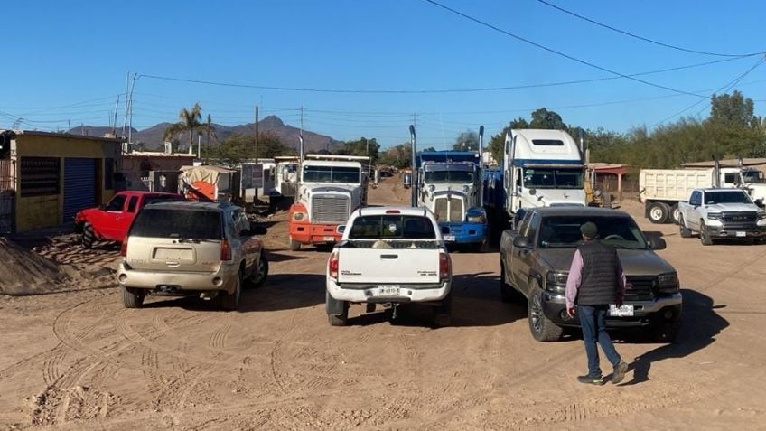 Transportistas bloquean obras públicas en Empalme; denuncian "agandalle" de la CTM