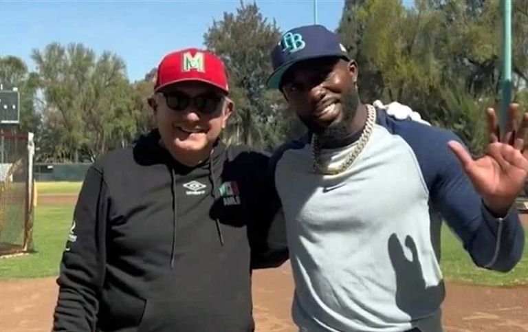 AMLO pasó su tarde con el jugador Randy Arozarena. Foto: Twitter
